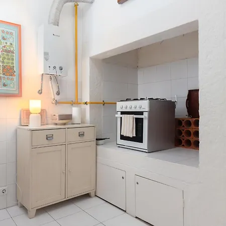 Quiet And Charming Free Private Parking Apartment Lisbon
